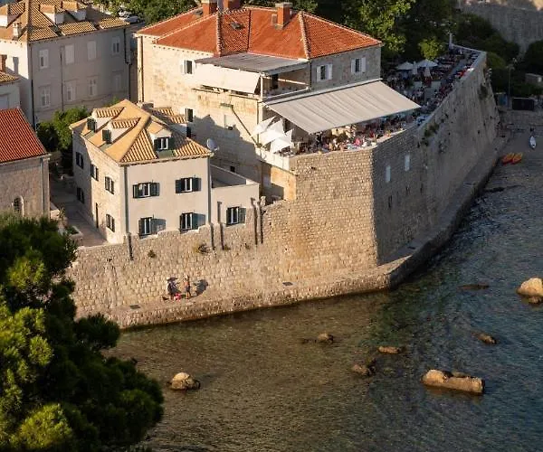 Sea Rocks Residence